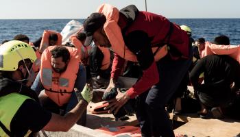 خلال إنقاذ مجموعة مهاجرين على الشواطئ الليبية (فينسينزو سيركوستا/ Getty)