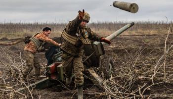 جندي أوكراني يلقى بقذيفة فارغة أثناء قصف لمواقع روسية في ضواحي باخموت، 30 ديسمبر 2022 (فرانس برس)