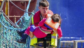 تتجاهل الحكومة البريطانية حقوق الأطفال اللاجئين (كريس إيديز/Getty)