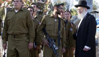 حاخام يهودي وسط جنود إسرائيليين (أحمد غرابلي/فرانس برس)