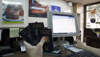 استخراج جواز سفر سوري ليست مهمة سهلة (أنور عمرو/فرانس برس)