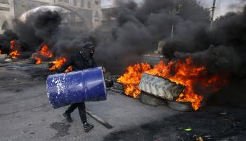 فلسطينيون يدافعون عن أريحا أمام قوات الاحتلال (أحمد غرابلي/فرانس برس)