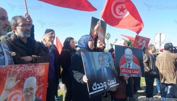وقفة تضامنية مع الغنوشي في تونس أثناء التحقيق معه (العربي الجديد)