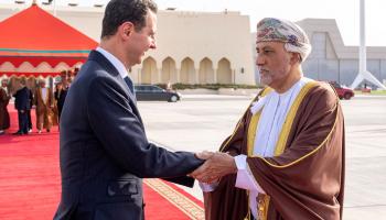سلطان عمان مستقبلاً الأسد الإثنين (رويترز)