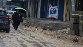 لا يمكن تفادي عبور الشوارع الرملية في غزة (محمد الحجار)