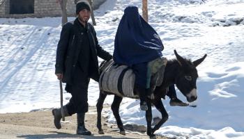 تتعمّق الفجوة بين الشعب الأفغاني وحكومة "طالبان" بسبب القيود على المرأة (عمر أبرار/ فرانس برس)