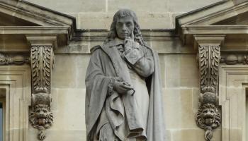 تمثال لـ بليز باسكال في فناء متحف اللوفر بباريس (ويكيبيديا)