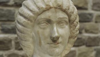 تمثال رأسي لجوليا دومنا - القسم الثقافي