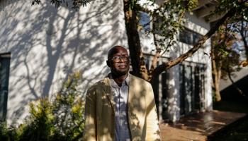 أشيل مبيمبي أمام منزله في جوهانسبرغ، جنوب أفريقيا، 2021 (Getty)