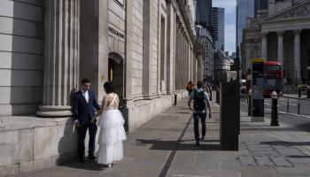 عروسان في لندن في بريطانيا (مايك كمب/ Getty)