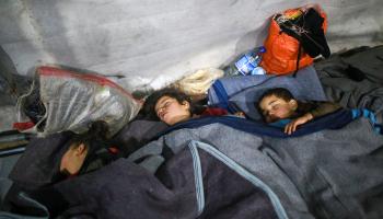 أطفال سوريون شردهم زلزال فبراير 2023 في مركز إيواء (محمد سعيد/ الأناضول)