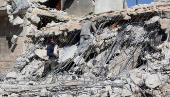 سوريون ودمار في سورية بعد زلزال فبراير 2023 (عارف وتد/ فرانس برس)