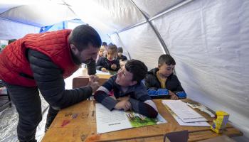 تعليم أطفال ناجين من زلزال فبراير 2023 في تركيا (أيتاج أونال/ الأناضول)