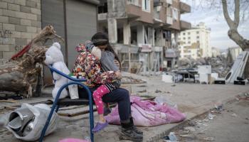 امرأة تركية وابنتها بعد زلزال فبراير 2023 (أوزغيه إليف كيزيل/ الأناضول)