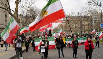 مظاهرة في باريس ضد النظام الإيراني (Getty)