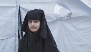 شميمة بيغوم أو عروس داعش عندما كانت في مخيم الهول في سورية (سام تارلينغ/ Getty)