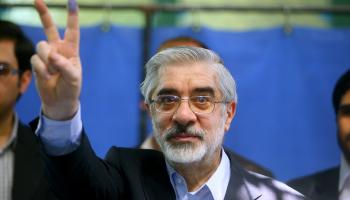 حسين موسوي بعد الإدلاء بصوته في مركز اقتراع في مسجد إرشاد في 12 يونيو / حزيران 2009 (Getty)