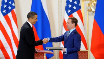 أوباما وميدفيديف يتصافحان بعد التوقيع على معاهدة تخفيض الأسلحة الاستراتيجية الجديدة (ستارت3) في براغ (Getty)