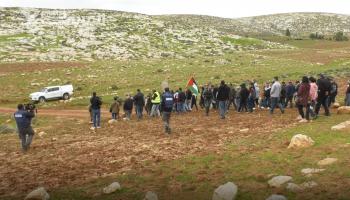 الفلسطينيون يقاومون بؤرة استيطانية شرق رام الله