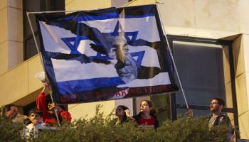 متظاهرون خلال احتجاج ضد قانون الإصلاحات القضائية في تل أبيب في 25/3/2023 (فرانس برس)