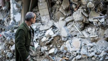 أمام الدمار الذي خلّفه الزلزال في ريف اللاذقية، سورية، 7 شباط/ فبراير الماضي (Getty)