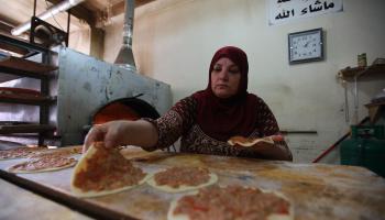 عاملة في أحد مخابز مخيم برج البراجنة للاجئين الفلسطينيين في لبنان (أنور عمرو/فرانس برس)
