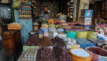 	 يُنصح بشراء المواد الغذائية وتخزينها قبل بدء رمضان (عبد الرحيم خطيب / الأناضول)