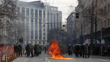 مواجهات مع الشرطة في وسط أثينا (كوستاس بالتاس/الأناضول)