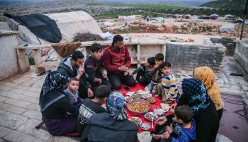 يحافظ السوريون بقدر استطاعتهم على عادة "السكبة" على موائد رمضان (محمد سعيد/ الأناضول)