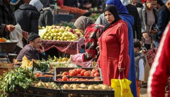 حيرة أمام خيارات التبضع المكلفة في المغرب (فاضل سنّا/ فرانس برس)