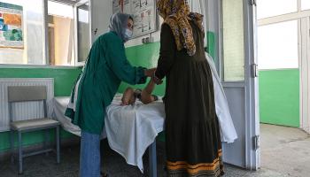 الكادر الطبي النسائي محدود في أفغانستان (أديك بيري/فرانس برس)