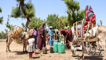 تعبئة مياه في تشاد (أوريلي بازارا-كيبانغولا/ فرانس برس)