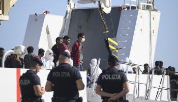 مهاجرون غير نظاميين في إيطاليا (فاليريا فيرارو/ الأناضول)