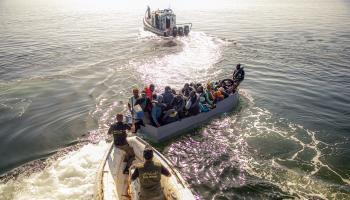 مركب مهاجرين وعملية إنقاذ ينفذها الحرس الوطني في تونس (ياسين قايدي/ الأناضول)