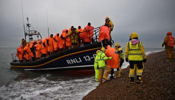 إنقاذ مهاجرين يتجهون إلى بريطانيا عبر بحر المانش (بن ستانسال/ فرانس برس)