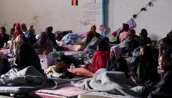 لقطة مسربة تصور مهاجرين غير نظاميين في ليبيا (فرانس برس)