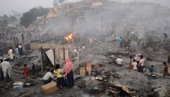 حريق في مخيم للاجئين الروهينغا في بنغلادش (تانبير ميراز/ فرانس برس)