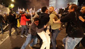 تحولت احتجاجات في تل أبيب إلى اشتباكات (مصطفى الخروف/الأناضول)