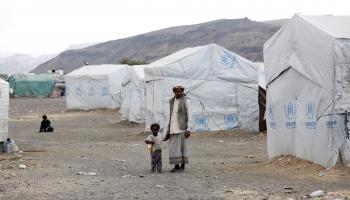 نازحون يمنيون في مخيم في اليمن (محمد حمود/ Getty)