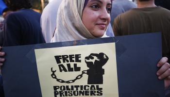 شابة مصرية في تحرك لإطلاق سراح سجناء الرأي في مصر (فرانس برس)