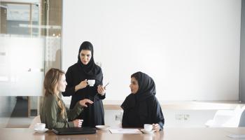 لازال حضور المرأة العربية في سوق العمل ضعيفاً (Getty)