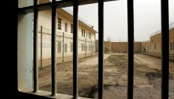 خارج أحد سجون العراق (وثيق خزي/ Getty)