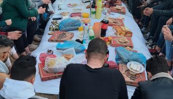 إفطار جماعي على الشاطئ في الجزائر (العربي الجديد)