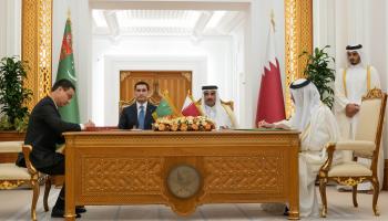 أمير قطر ورئيس تركمانستان خلال التوقيع على عدد من الاتفاقيات (الديوان الأميري القطري)