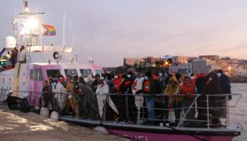 سفينة الإنقاذ لويز ميشال العالقة في البحر في إيطاليا (تويتر)