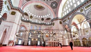 داخل مسجد السلطان سليمان في إسطنبول، الذي يعود بناؤه إلى القرن 16 (Getty)