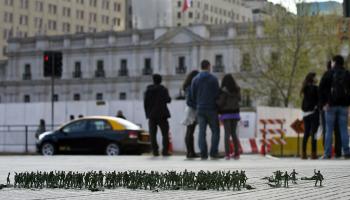 جنود بلاستيكيين أمام القصر الرئاسي في سانتياغو، تشيلي، عام 2013، تنديداً بانقلاب بينوشيه في ذكراه الأربعين (Getty)