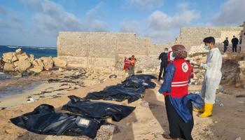 جثث مهاجرين على سواحل مصراتة في ليبيا والهلال الأحمر الليبي (تويتر)