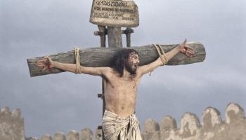 	 روبرت باول بدور المسيح في سلسلة "يسوع الناصري" (Getty)