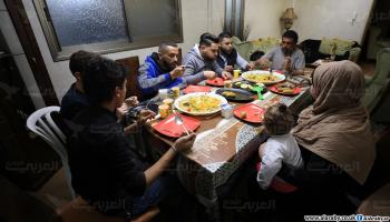 عائلة أبو شعبان تجتمع على مائدة الإفطار (عبد الحكيم أبو رياش)
